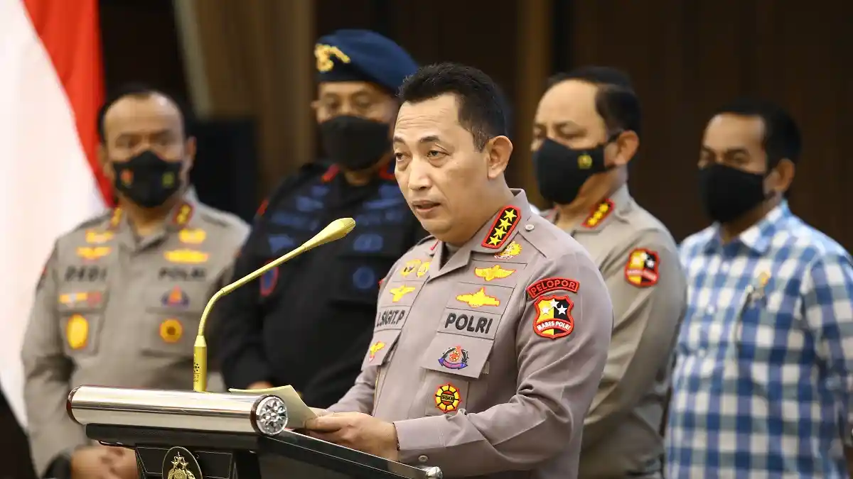 Jenderal Listyo Sigit Prabowo memberikan keterangan pers mengenai tersangka penembakan Brigadir J di Mabes Polri.
