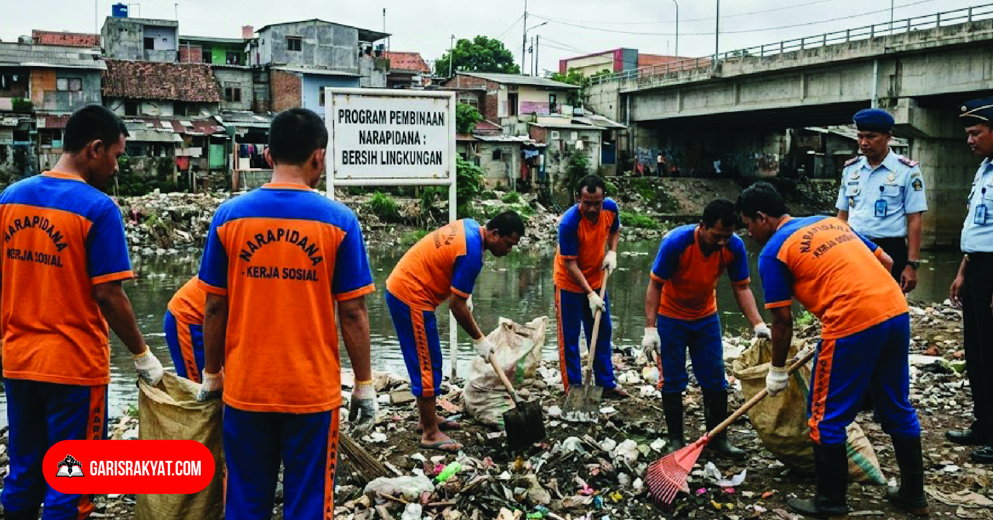Beberapa narapidana membersihkan kali/sungai dalam program pembinaan lingkungan.