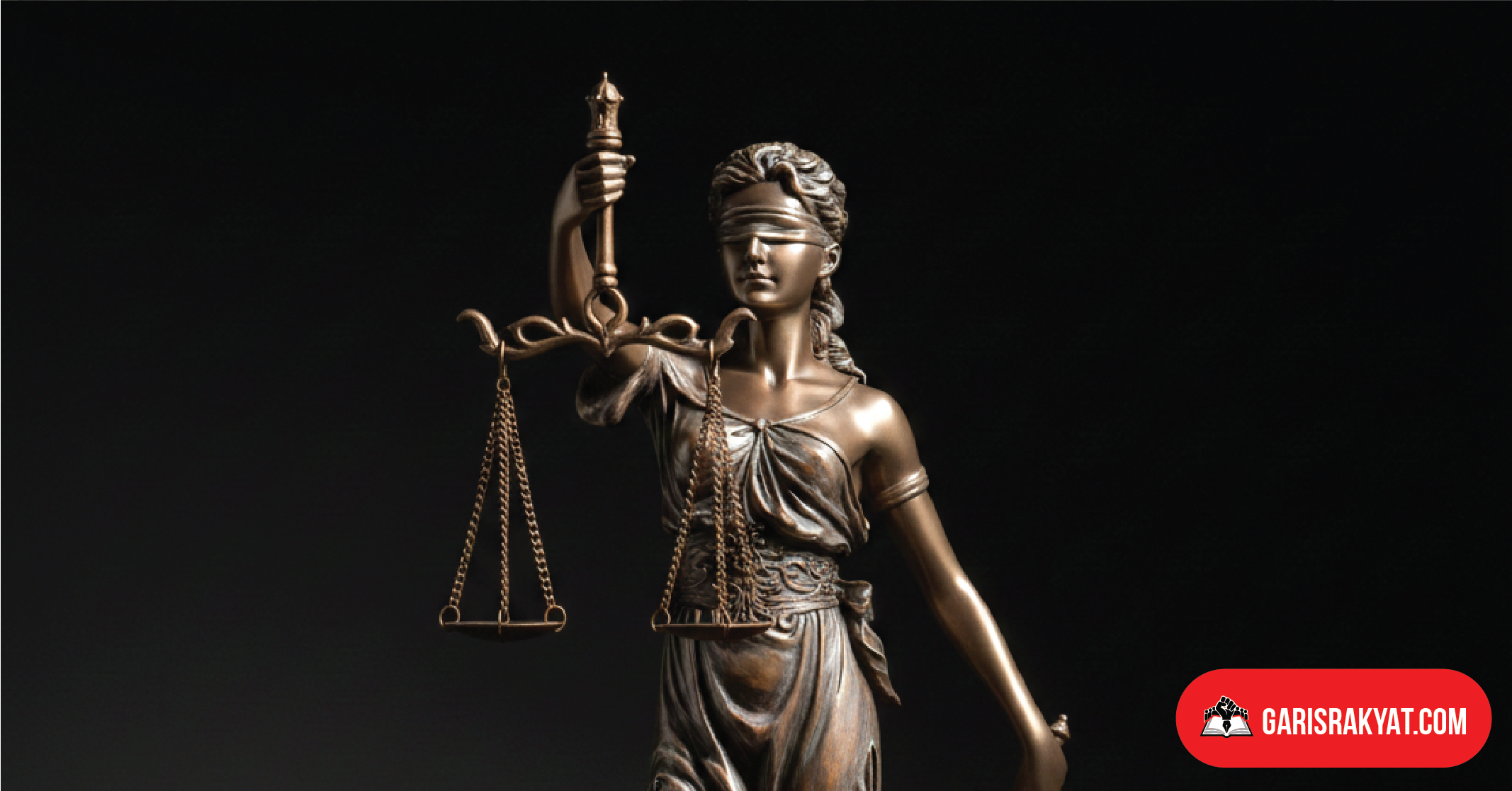Patung perunggu dewi keadilan memegang timbangan sebagai simbol hukum dan keseimbangan.