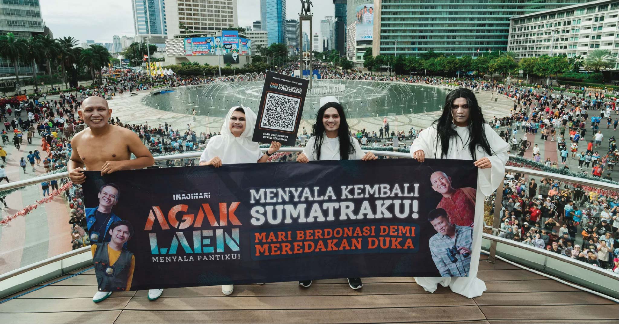 Pemeran film Agak Laen Menyala Pantiku memegang spanduk bertuliskan “Menyala kembali Sumatera ku, Mari berdonasi meredakan duka” saat acara Car Free Day di Bundaran HI Jakarta