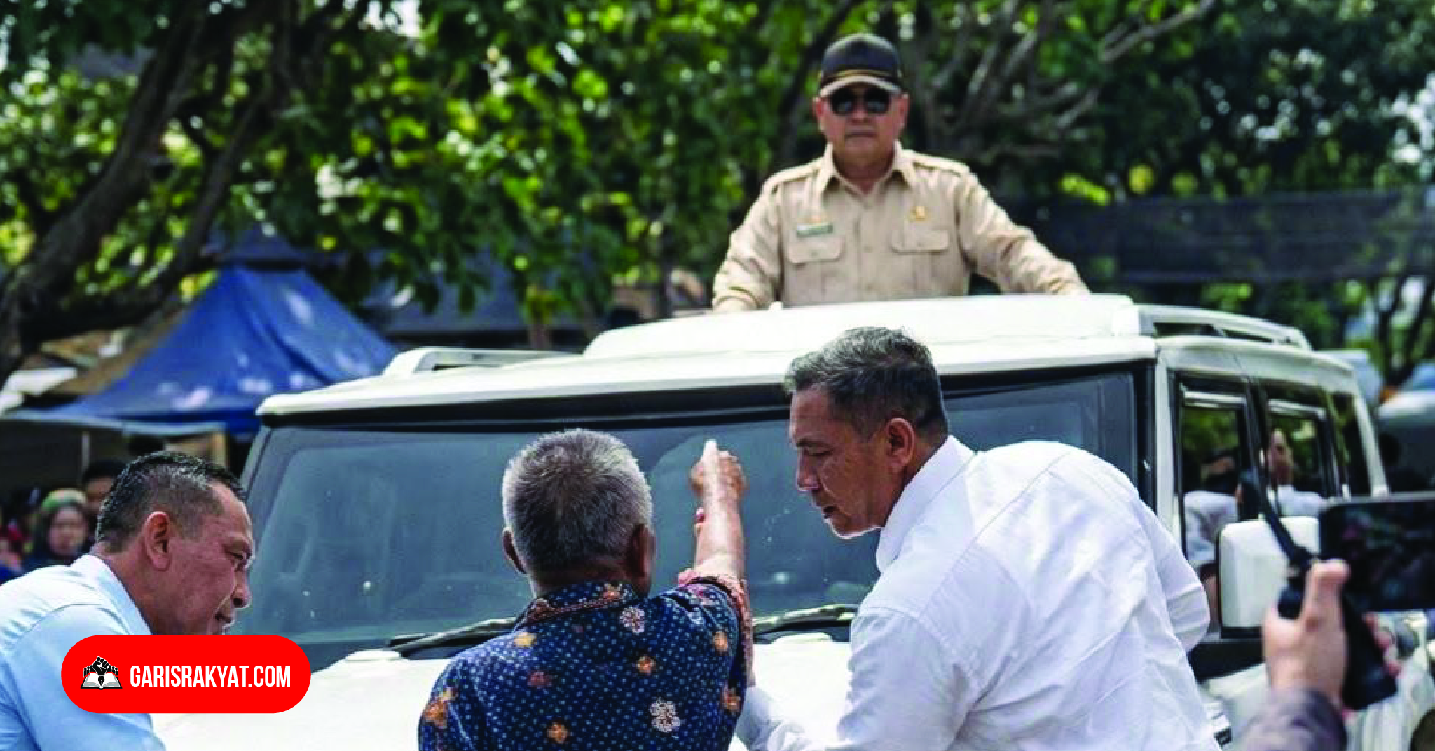 Seorang kakek menghadang mobil Presiden Prabowo Subianto sambil berusaha menyampaikan aspirasinya