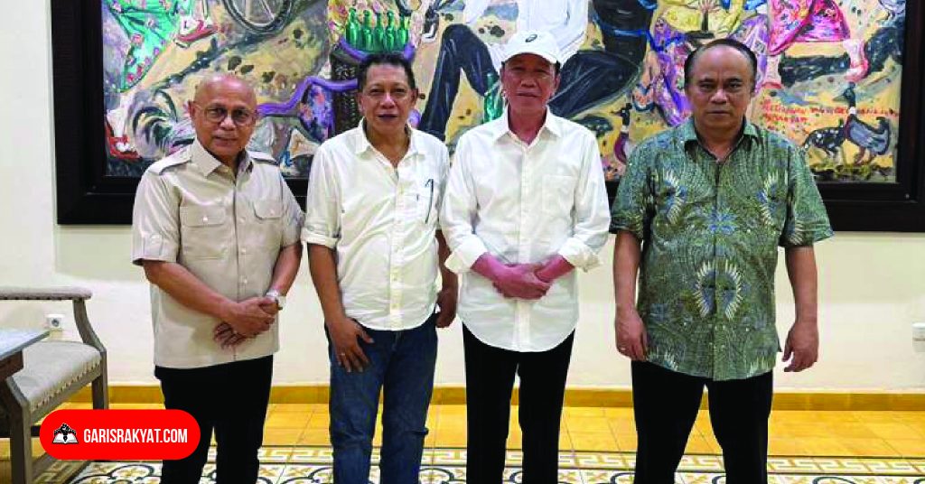 Presiden Joko Widodo bersama beberapa pengurus PROJO dalam konteks dukungan kompromi sistem Pilkada.