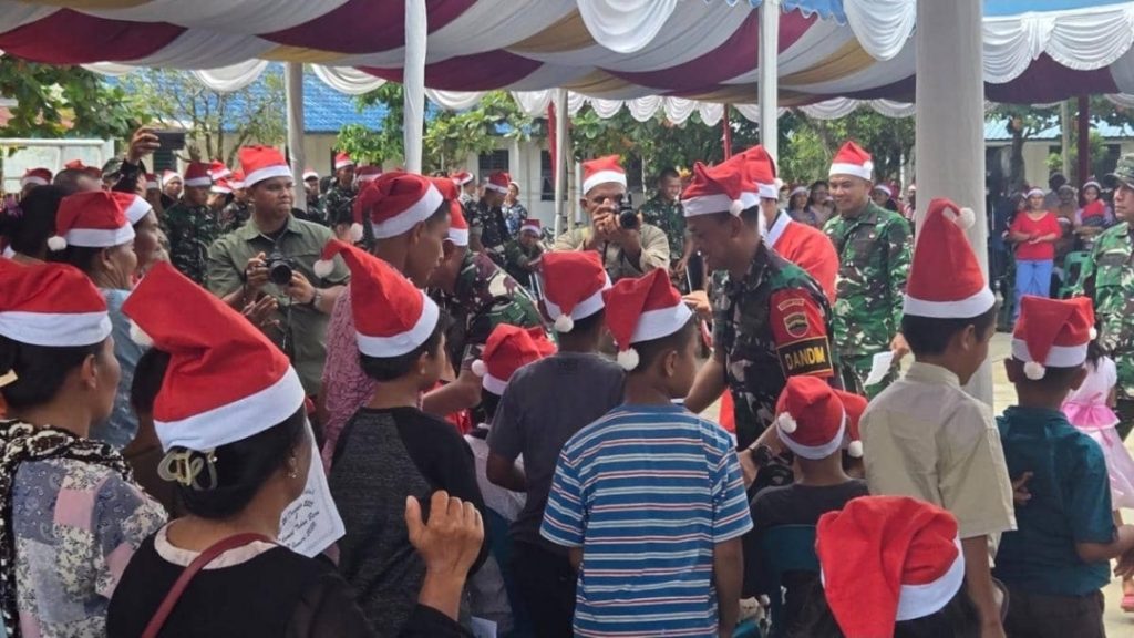 Perayaan Natal di kamp pengungsian bencana, beberapa anggota TNI merayakan bersama anak-anak pengungsi.