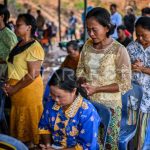Masyarakat sedang berdoa bersama saat perayaan Natal di kamp pengungsian bencana di Sumatera.