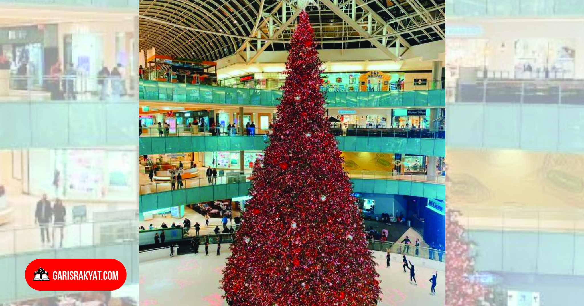 Pohon Natal megah dihias dengan lampu dan ornamen di tengah pusat perbelanjaan.