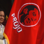 Budi Arie Setiadi menyerahkan bendera relawan Projo kepada Prabowo Subianto pada acara deklarasi dukungan di Jakarta, Sabtu (14/10/2023).