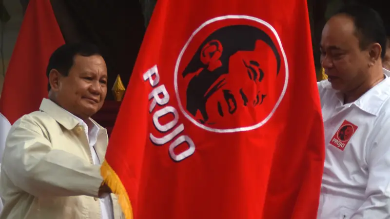 Budi Arie Setiadi menyerahkan bendera relawan Projo kepada Prabowo Subianto pada acara deklarasi dukungan di Jakarta, Sabtu (14/10/2023).