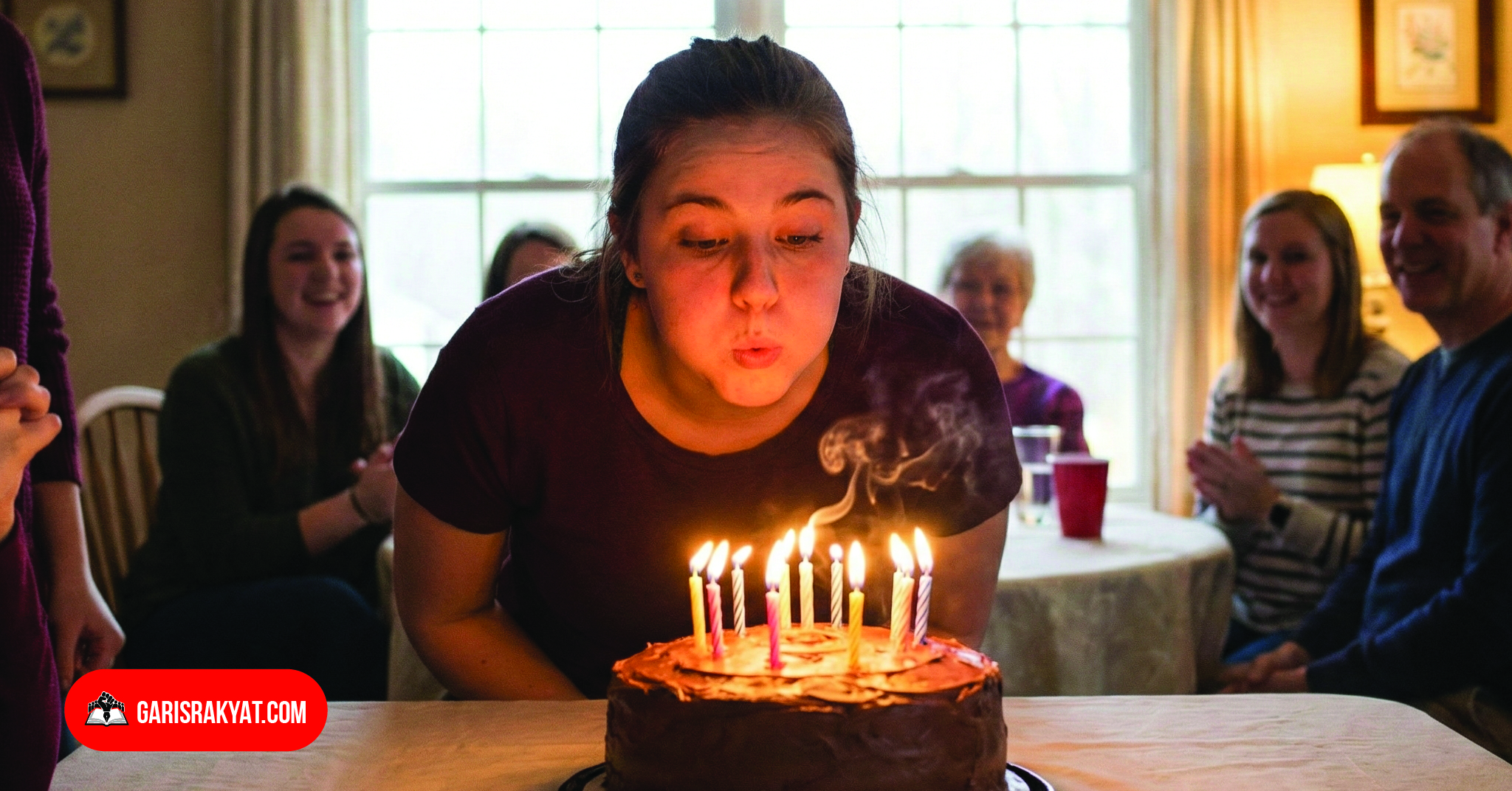 Seorang wanita meniup lilin di atas kue ulang tahunnya, dikelilingi dekorasi perayaan.