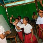 Suasana belajar di ruang kelas SD yang jauh dari kata layak, siswa tampak antusias berebut menjawab pertanyaan guru.