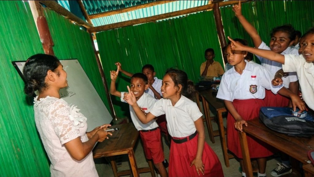 Suasana belajar di ruang kelas SD yang jauh dari kata layak, siswa tampak antusias berebut menjawab pertanyaan guru.